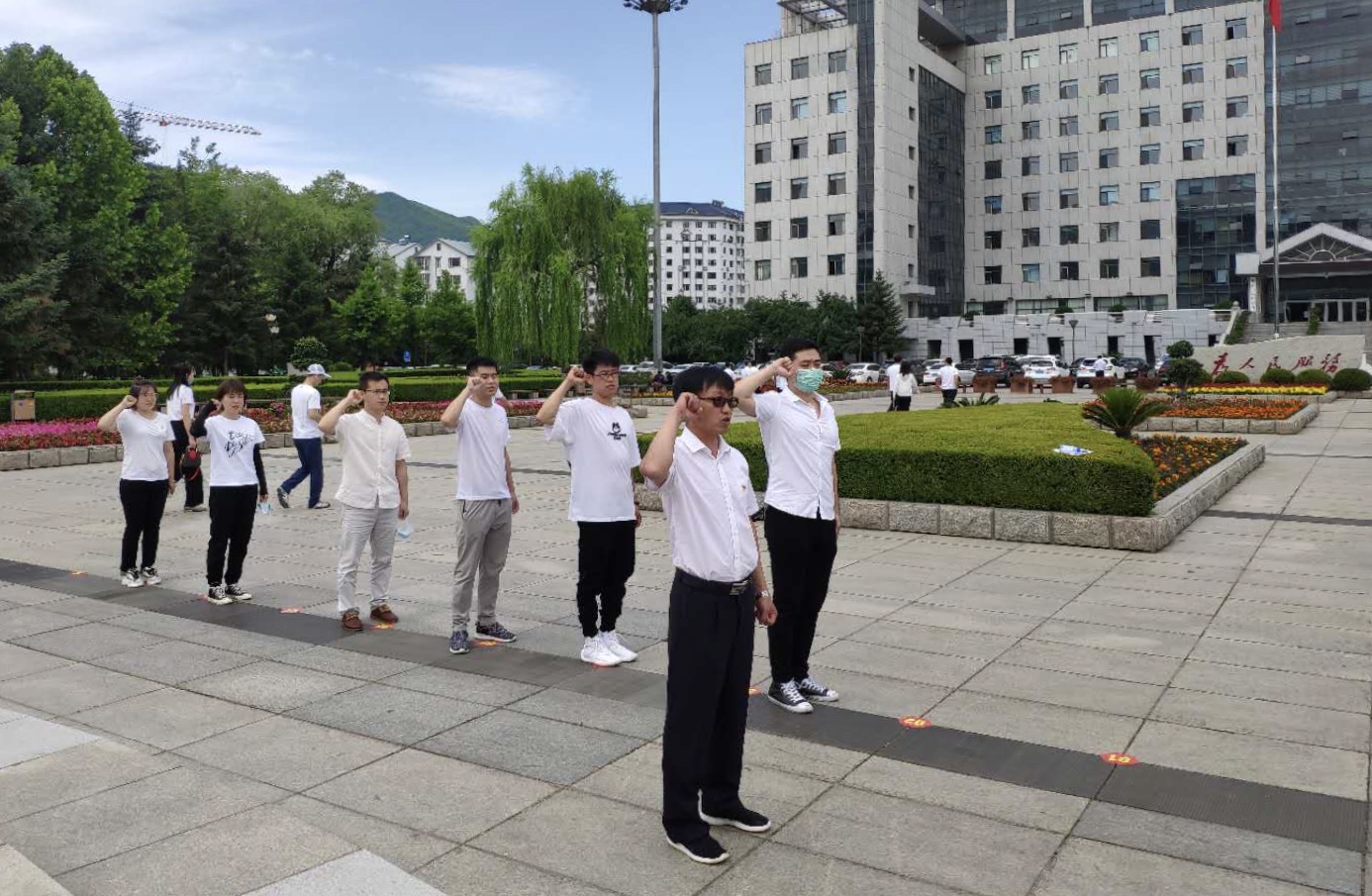 集安市社保局开展"创建文明城,党员做先锋"主题党日